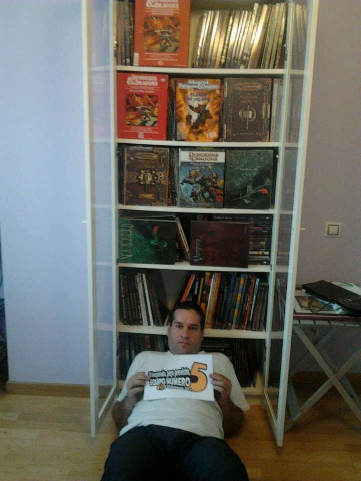 96. Con un juego de rol que tenga al menos tres ediciones distintas. +1 punto si salen las 3 ediciones en la foto, +2 puntos si son más de cuatro edic