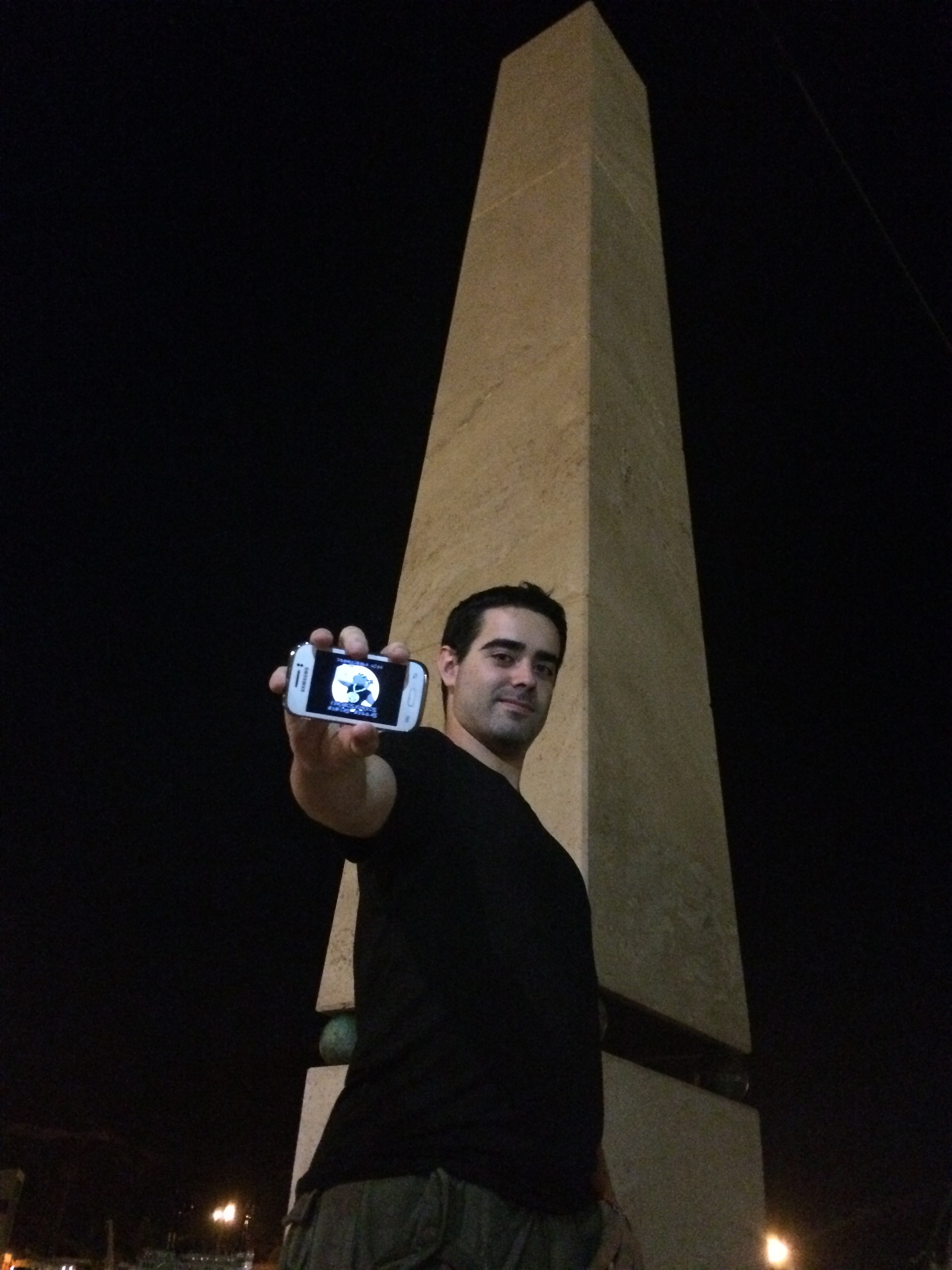 18. Junto a algún Obelisco.