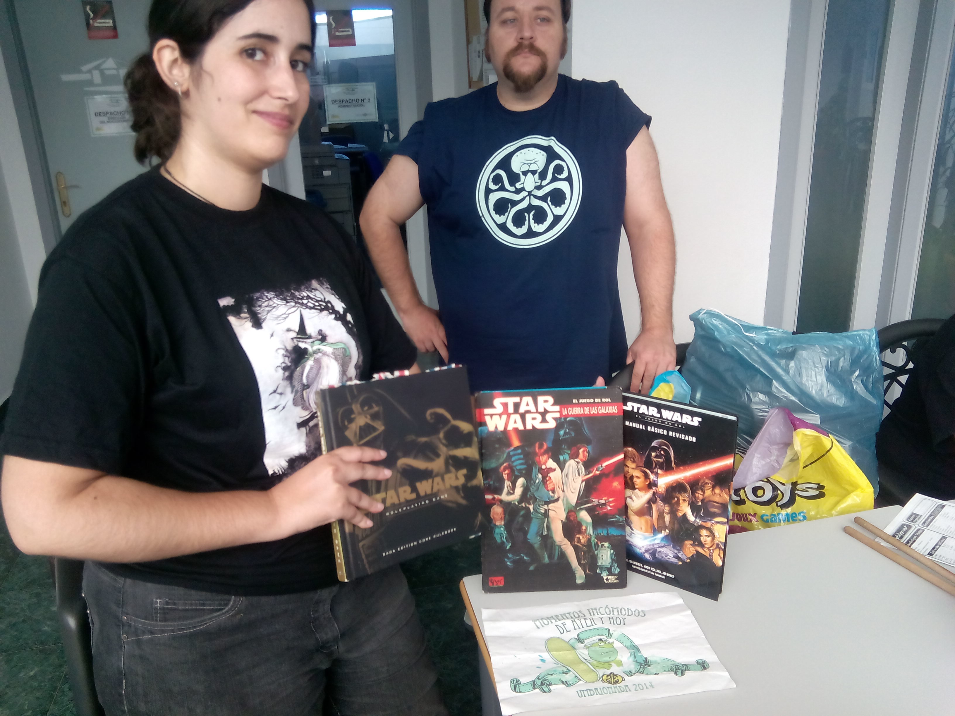 96.- Con un juego de rol que tenga al menos tres ediciones distintas. +1 punto si salen las 3 ediciones en la foto, +2 puntos si son más de cuatro edi