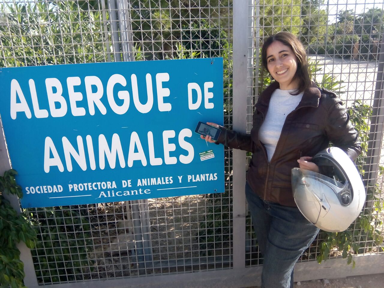 39         Dentro de una protectora de animales o similar.   