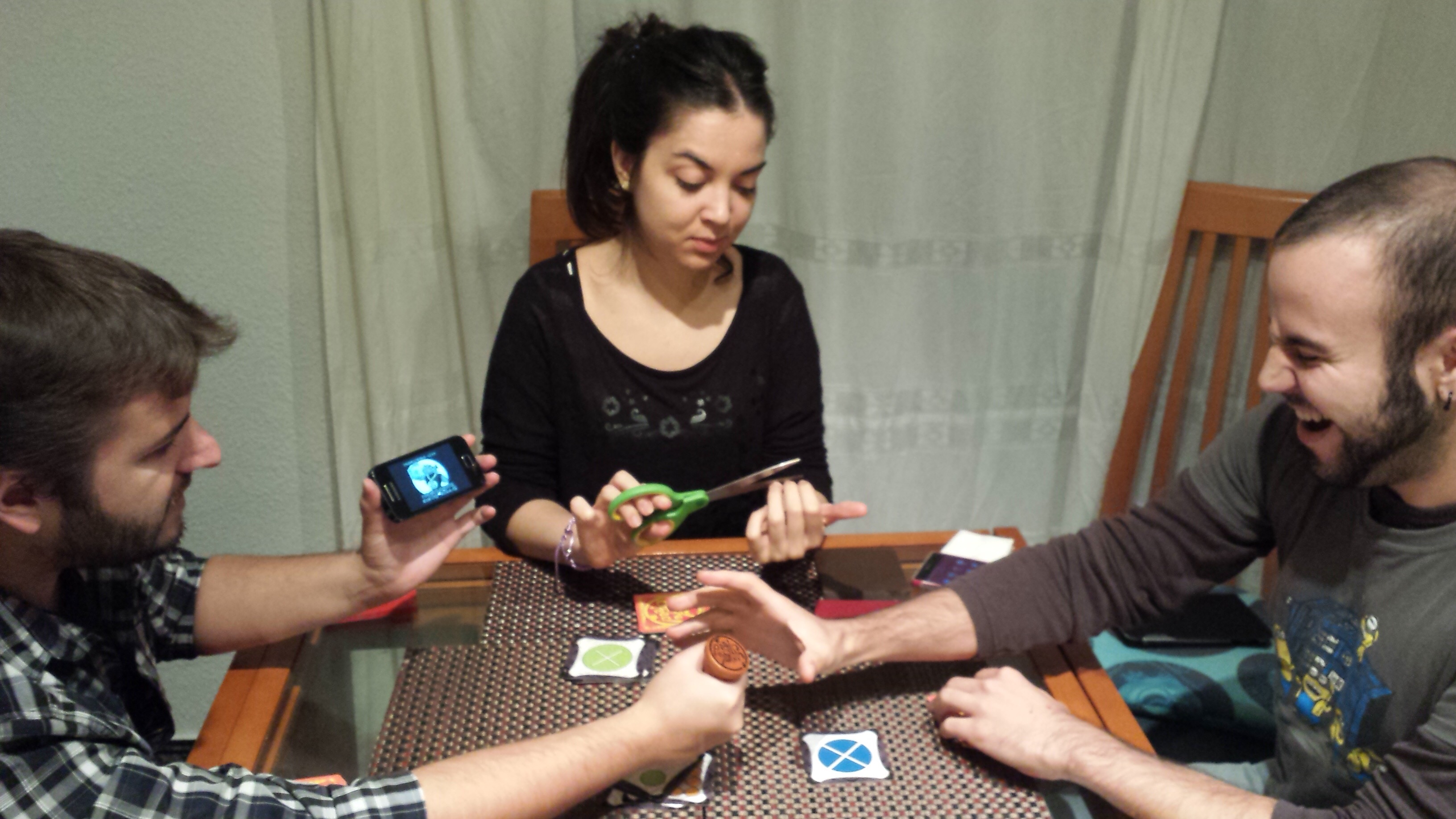 93. Jugando al juego de mesa Jungle Speed, mientras te cortas la uñas.