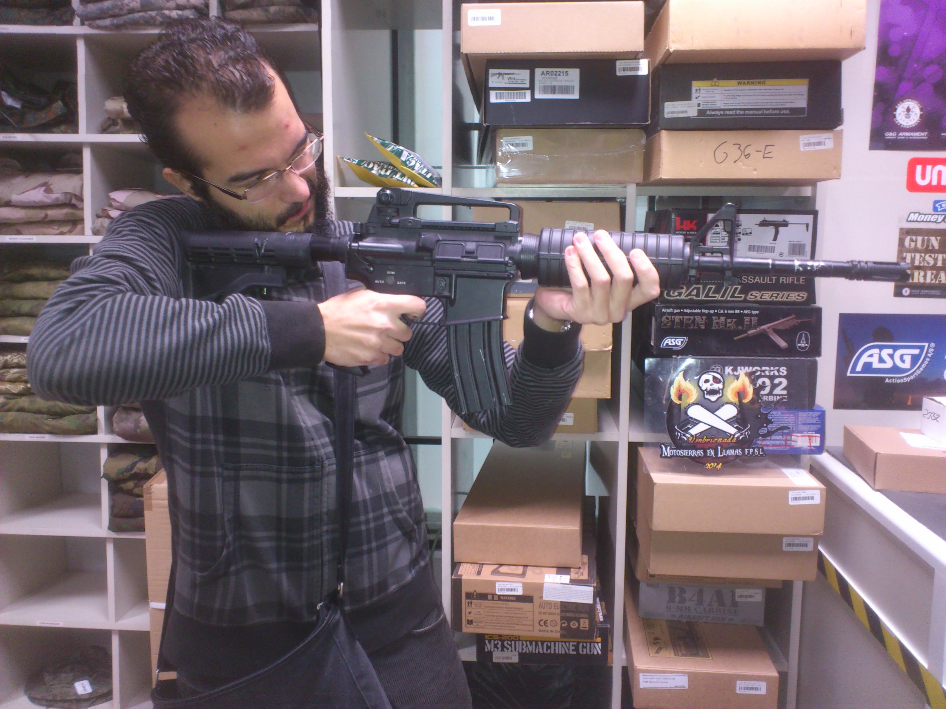 59. Disparando un arma de Paintball o Airsoft.