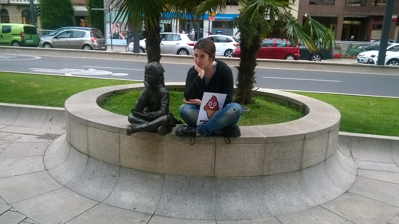 09. Junto a una estatua, imitando la pose de ésta.