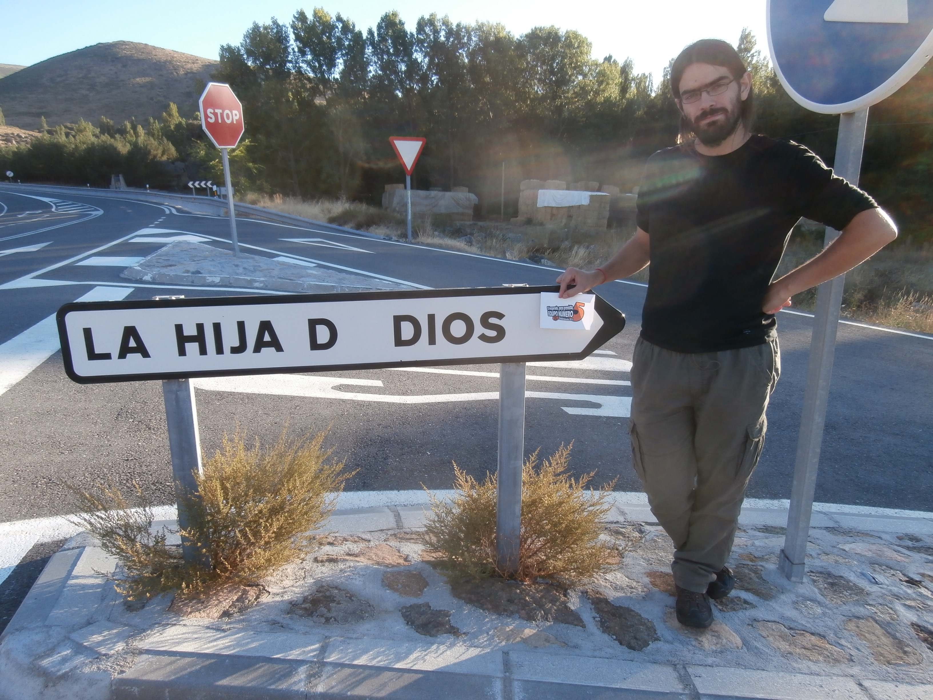 07. Junto al cartel de una población que tenga un nombre curioso.