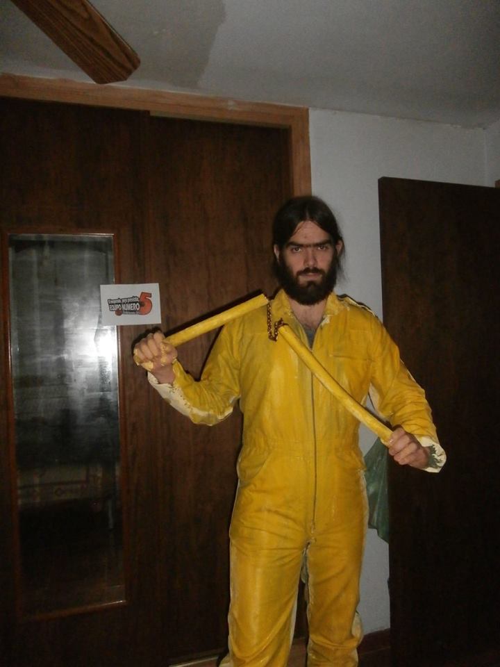 45. Sosteniendo unos nunchakus en la mano. +1 punto si se lleva un mono amarillo.