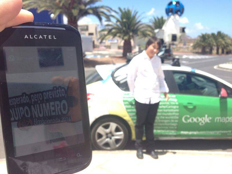 100. Junto a un coche de Google Street View.