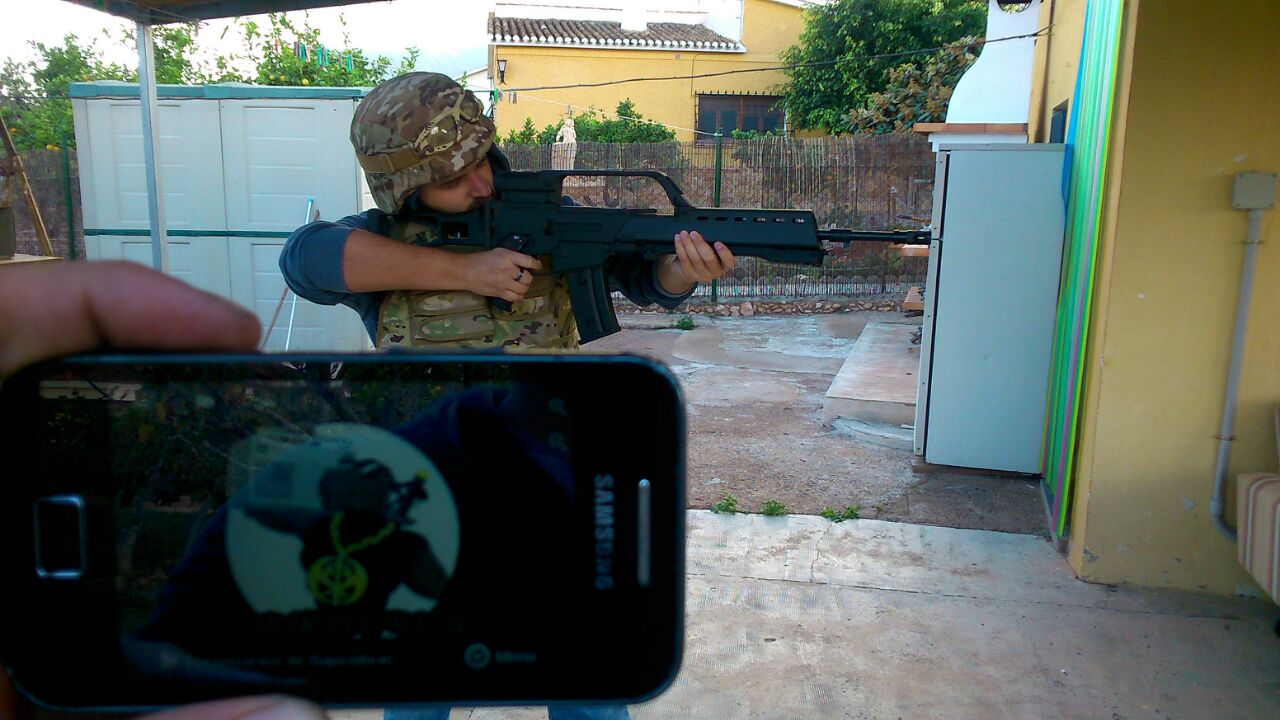  59. Disparando un arma de Paintball o Airsoft.