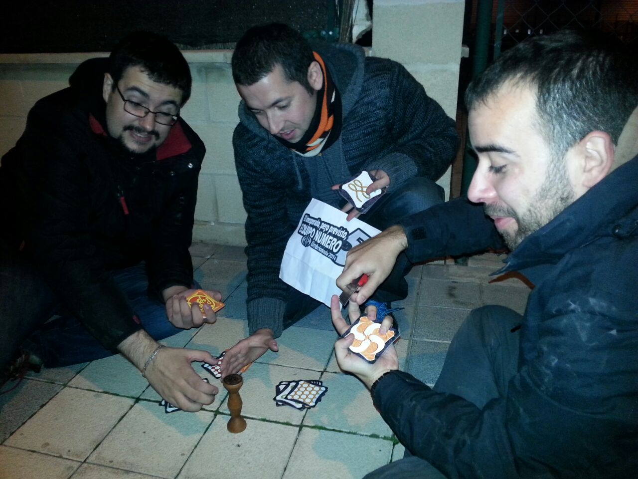 93. Jugando al juego de mesa Jungle Speed, mientras te cortas la uñas.