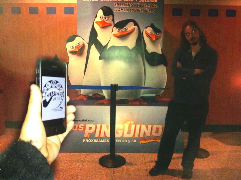 08. En un cine, junto a un póster de una película, imitando las poses de los actores que salen en él.