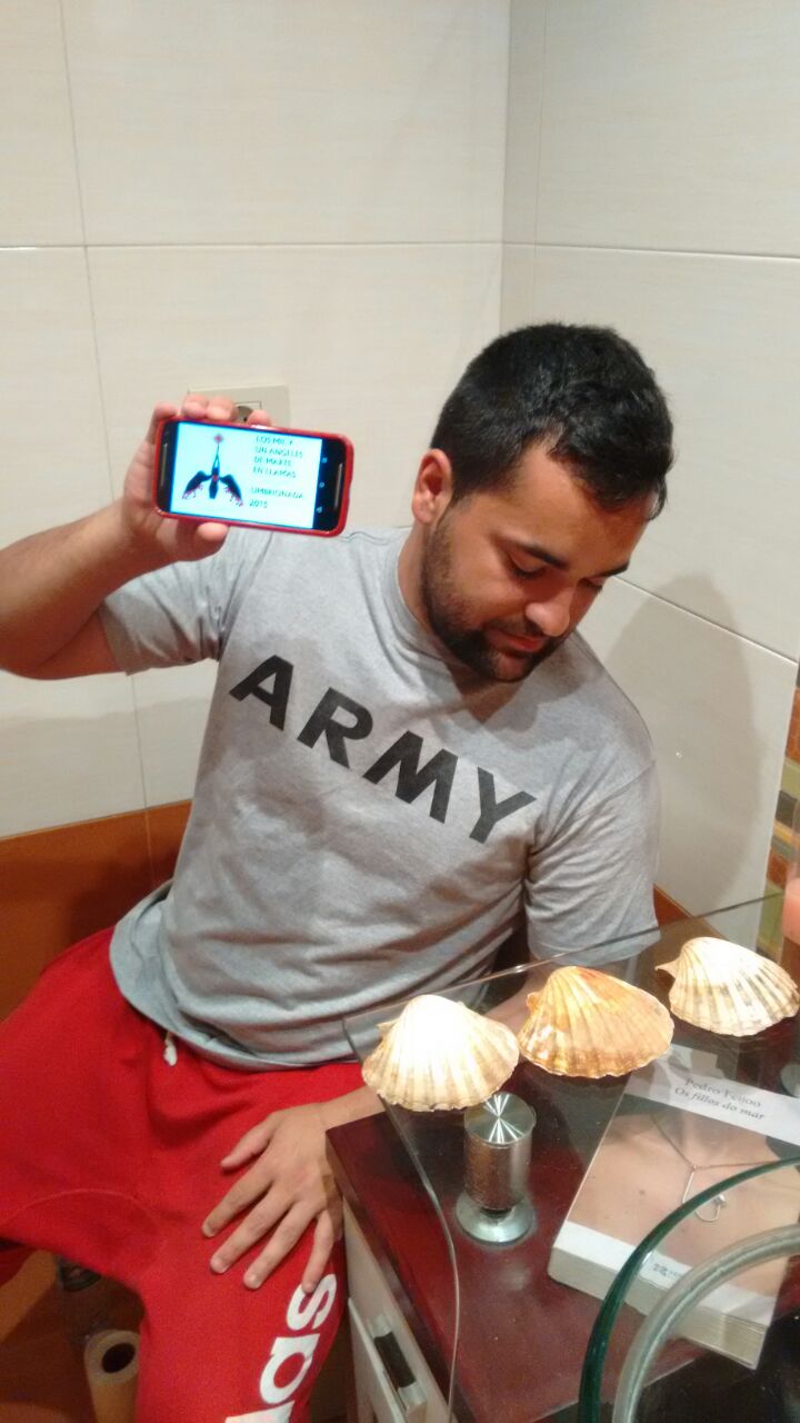 70. En un cuarto de baño observando “las tres conchas”.