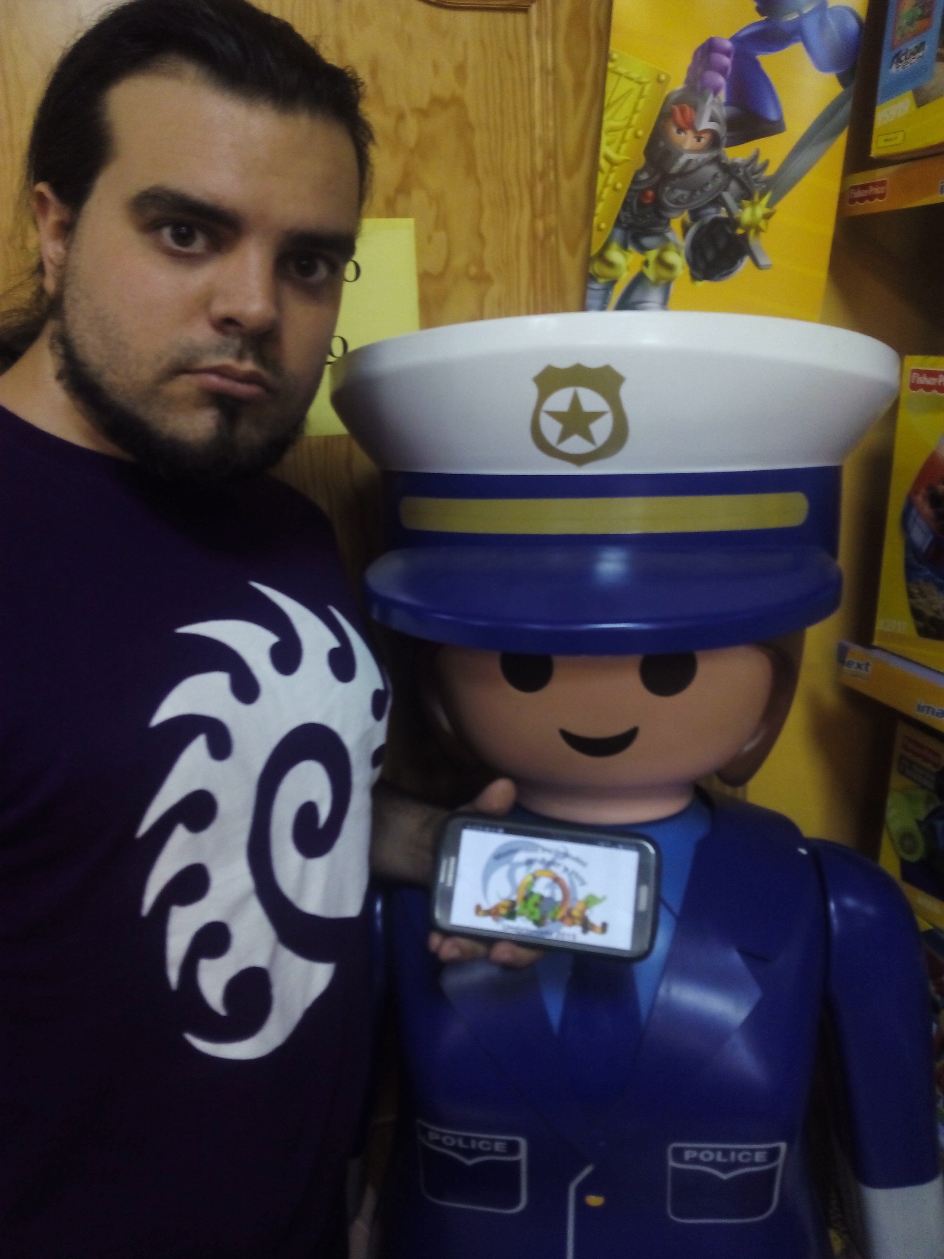 95.   Con un playmobil gigante. 