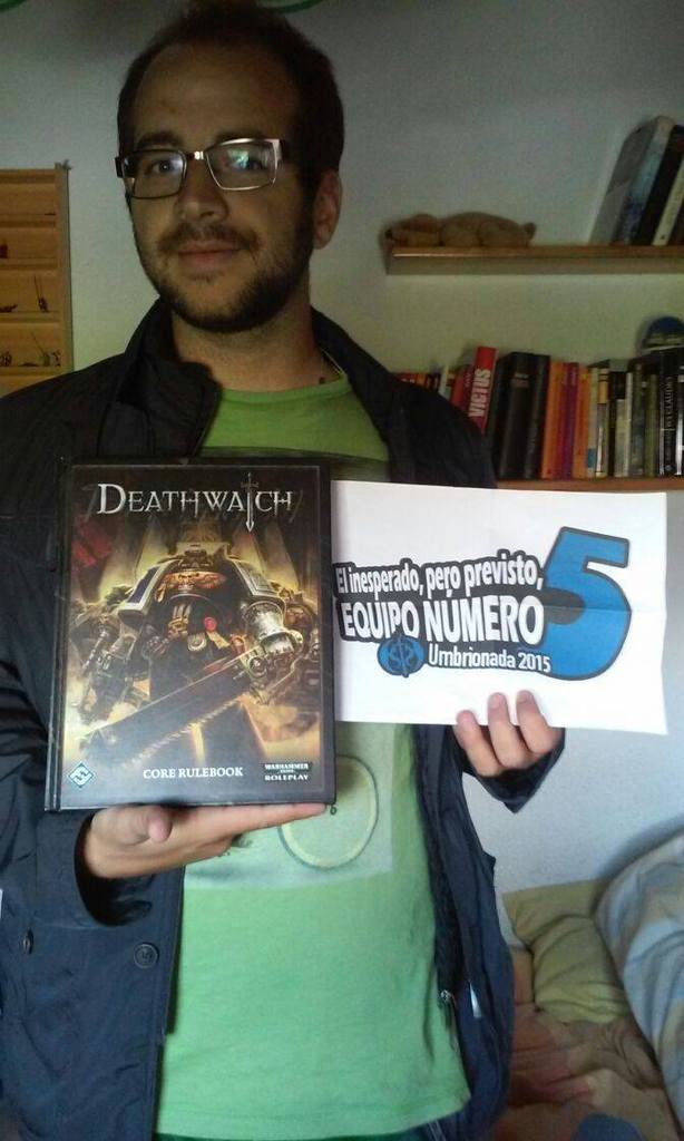 25. Junto a un juego de rol escrito en otro idioma distinto al castellano que nunca haya sido publicado en castellano.