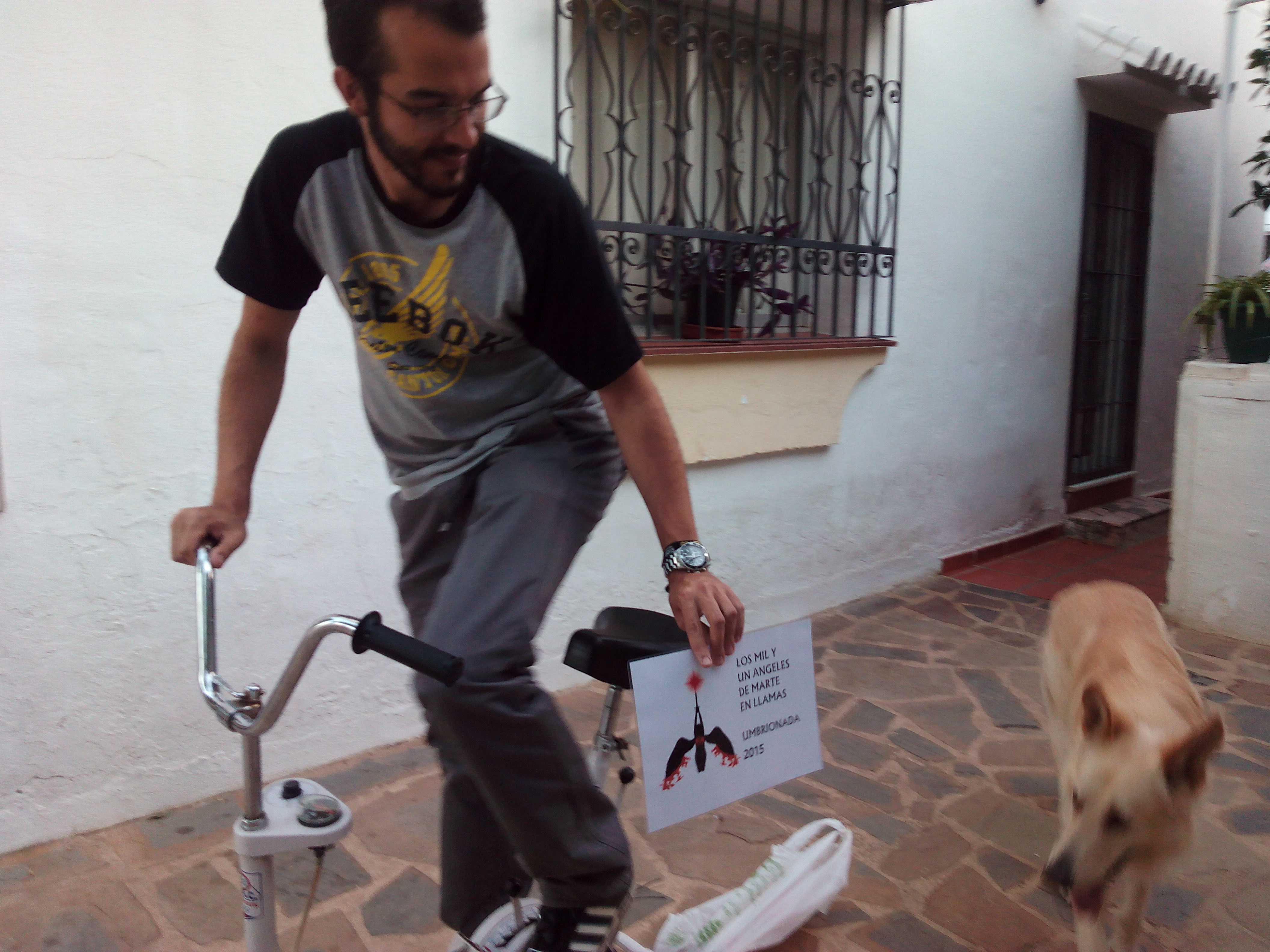 65. En una bicicleta estática huyendo de un animal.