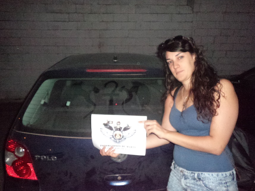 57. Con un dibujo del alyan de la web hecho en las ventanas polvorientas de algún coche aparcado en exterior