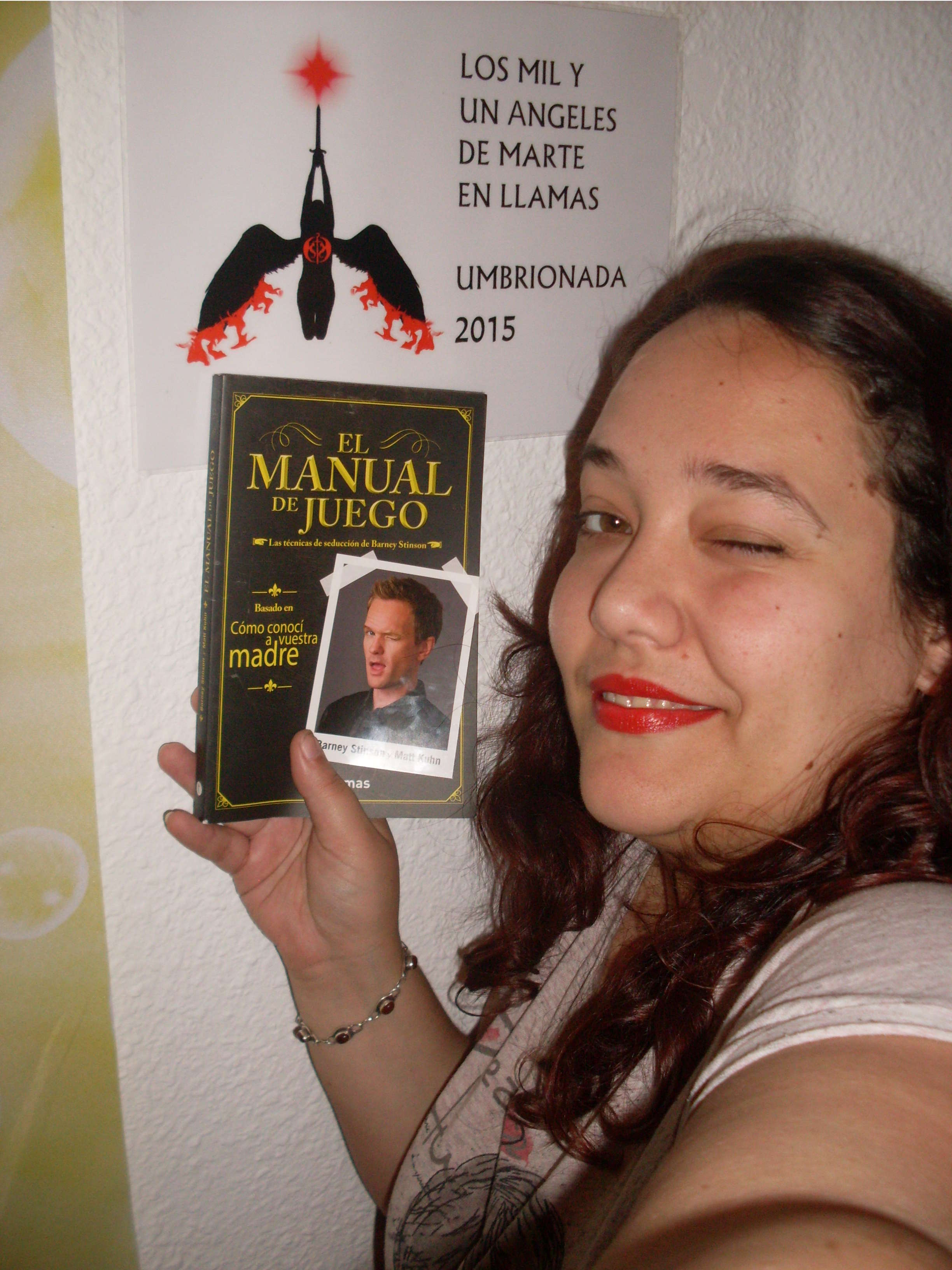 53. Con un ejemplar del “El manual de juego” de Barney Stinson y guiñando un ojo.