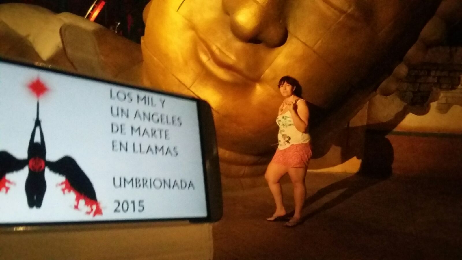 36. Junto a la estatua de un gigante, o al menos una parte de él.