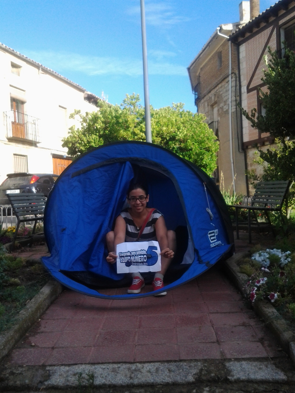 94. Dentro de una caseta de campaña (+1 si la caseta está montada en una playa, un pinar o una plaza pública).