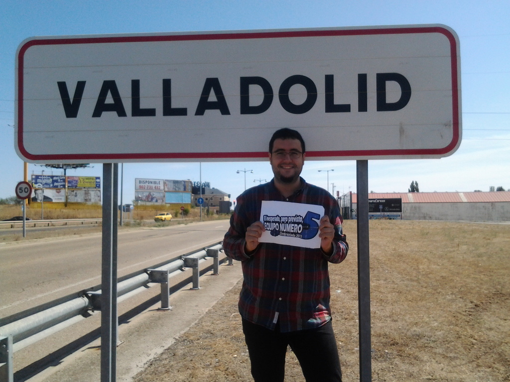 06. Junto al cartel indicador situado a la entrada de una localidad que haya sido sede de una quedada umbriana nacional, esta prueba se puede repetir.