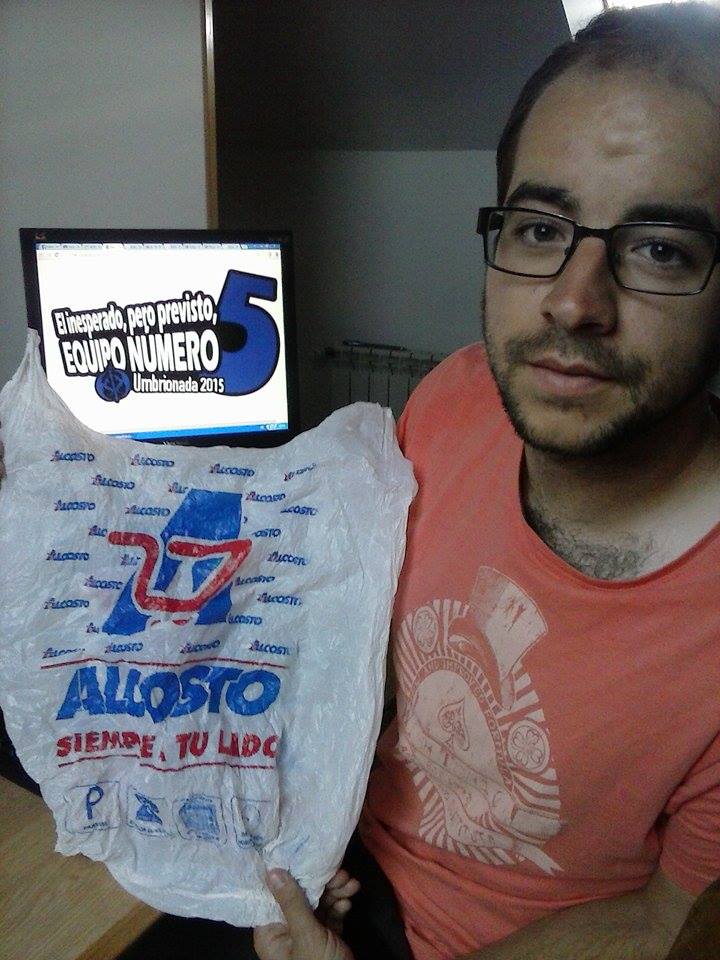 28. Con una bolsa del supermercado Continente, Galerías Preciados ó Pryca. O cualquier cadena de supermercados que ya no exista.