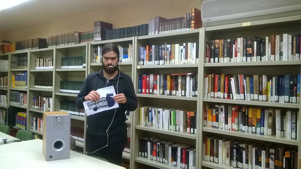 20. Con un megáfono, o un micrófono conectado a un gran altavoz, en una biblioteca pública.