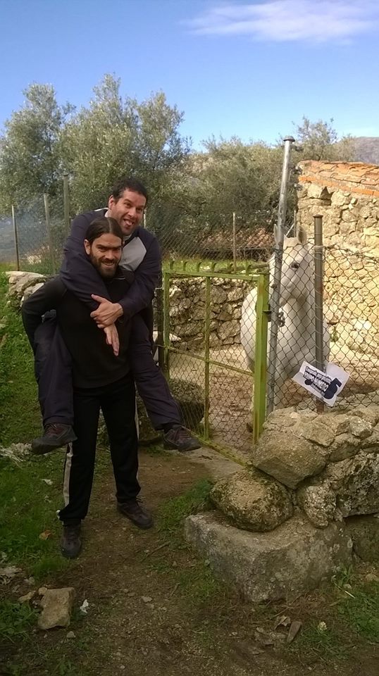 69. Con un caballo cualquiera pero estando subido a caballito sobre otra persona.