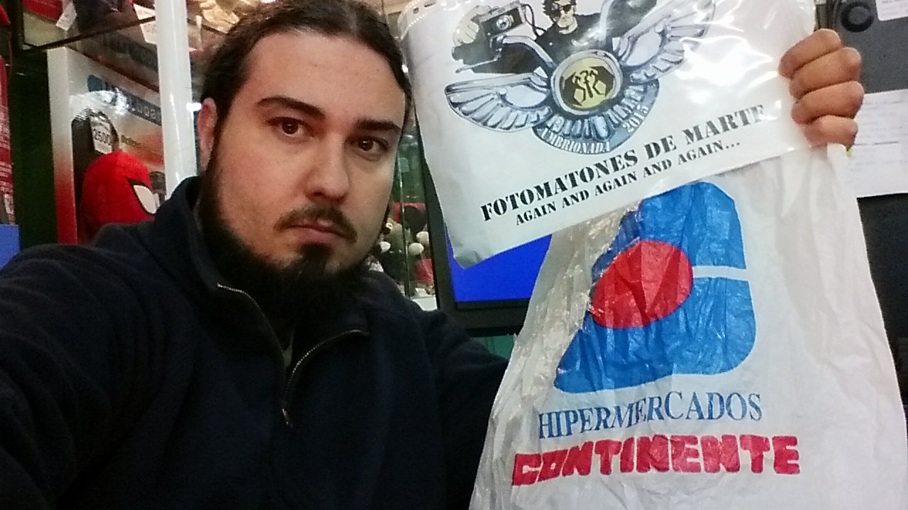 28. Con una bolsa del supermercado Continente, Galerías Preciados ó Pryca. O cualquier cadena de supermercados que ya no exista