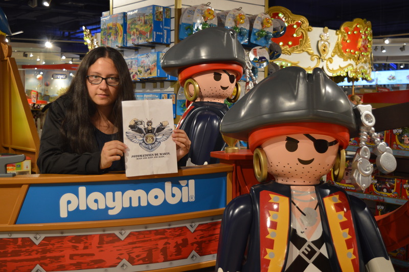 95. Con un playmobil gigante.