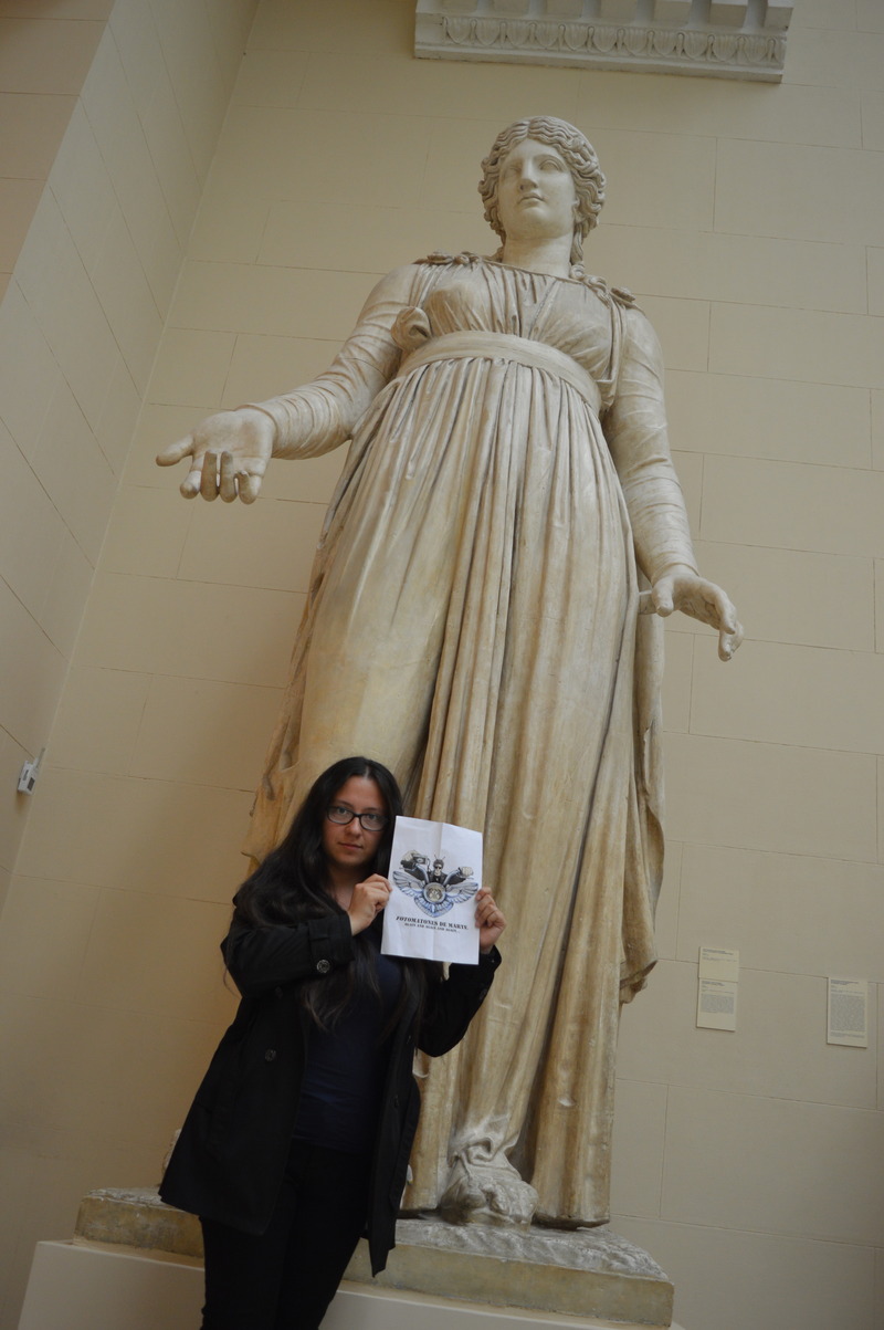 36. Junto a la estatua de un gigante, o al menos una parte de él.