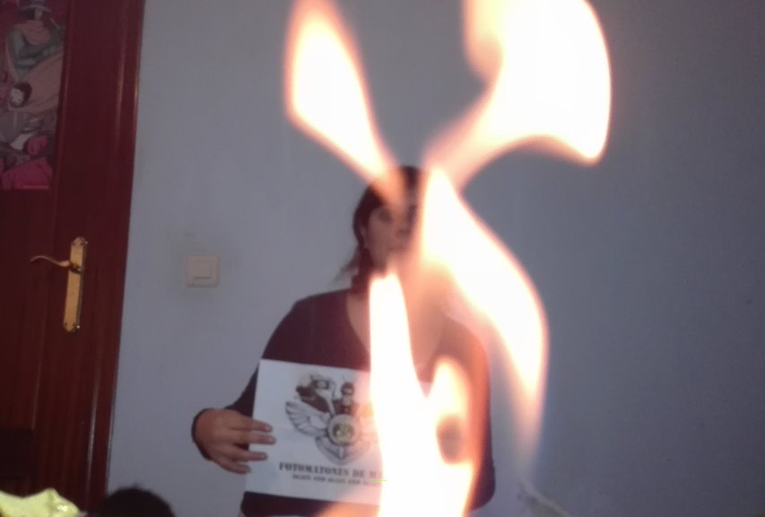 13. Aprovechando un efecto óptico junto a un fuego para que parezca que estás ardiendo.