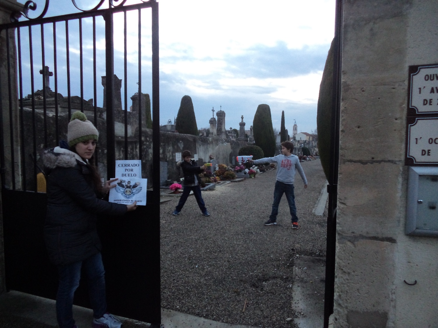 52. En la entrada de un cementerio con un cartel que diga “Cerrado por duelo”. +1 punto si de fondo se ven dos duelistas.