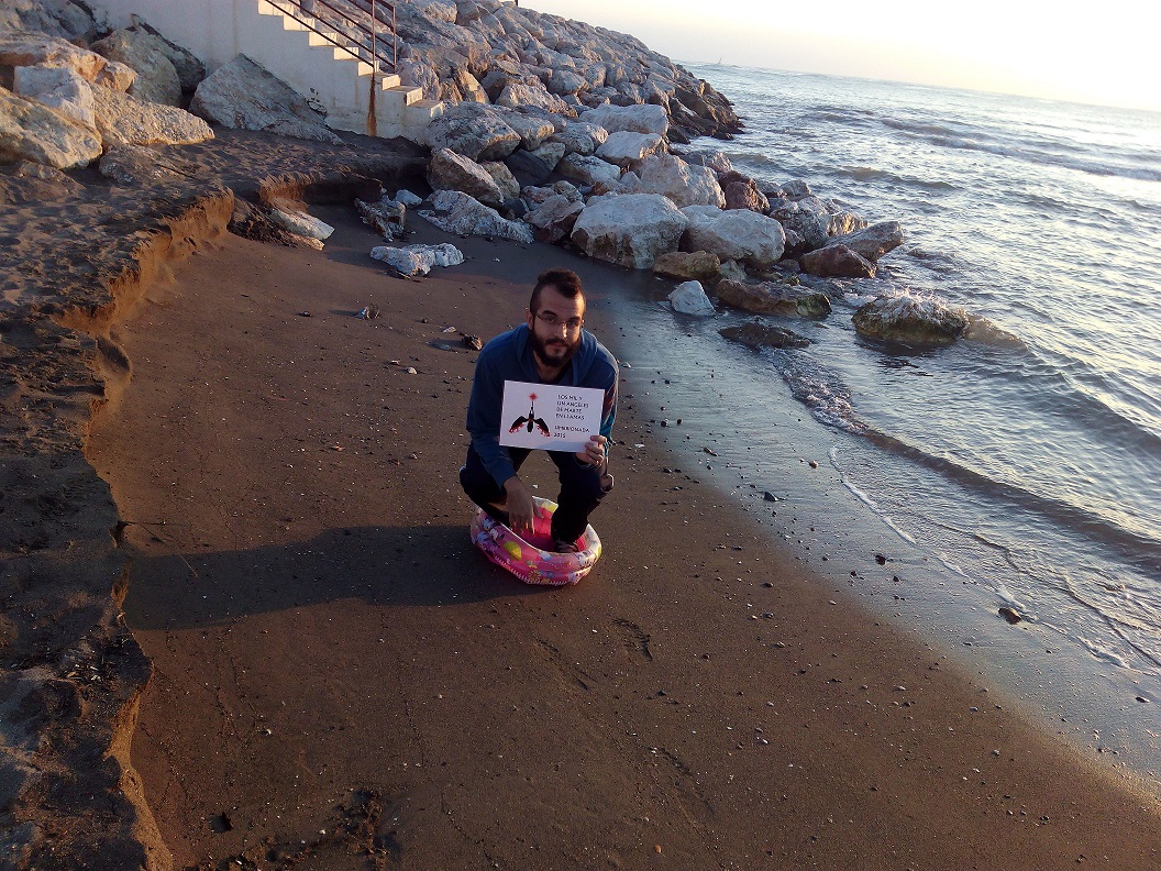 72. En una piscina portátil, en la orilla de la playa.