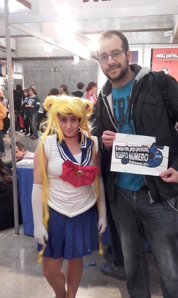 99. Junto a un cosplay de Sailor Moon.