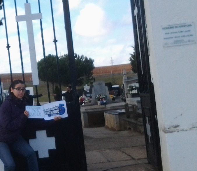 52. En la entrada de un cementerio con un cartel que diga “Cerrado por duelo”. +1 punto si de fondo se ven dos duelistas.