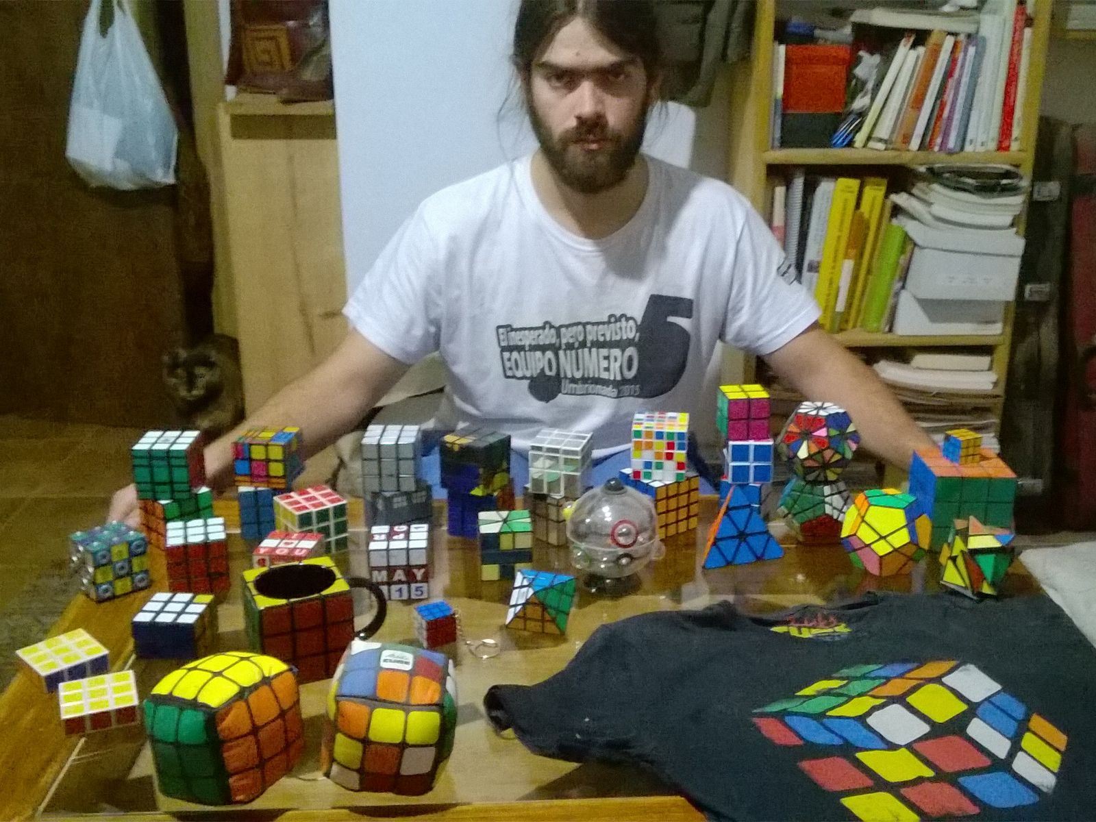 56. Una foto tuya con una colección de tus objetos frikis. Debes numerar cada objeto de la colección, esta prueba debe ser editada añadiendo todos los