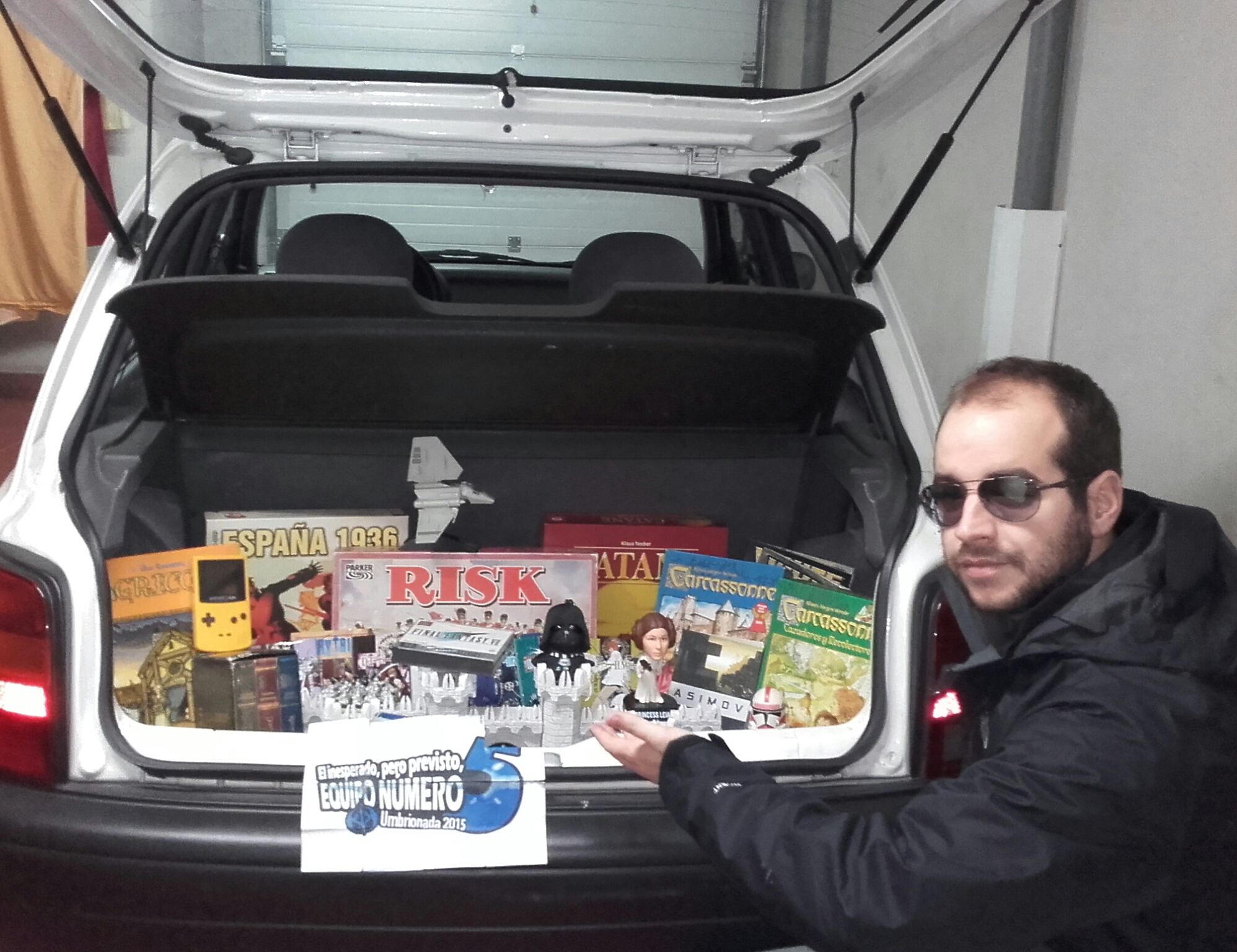 22. Vendiendo material friki (merchandising, juegos de rol, juegos de mesa, etc…) desde el maletero de un coche como si fuera mercancía ilegal.