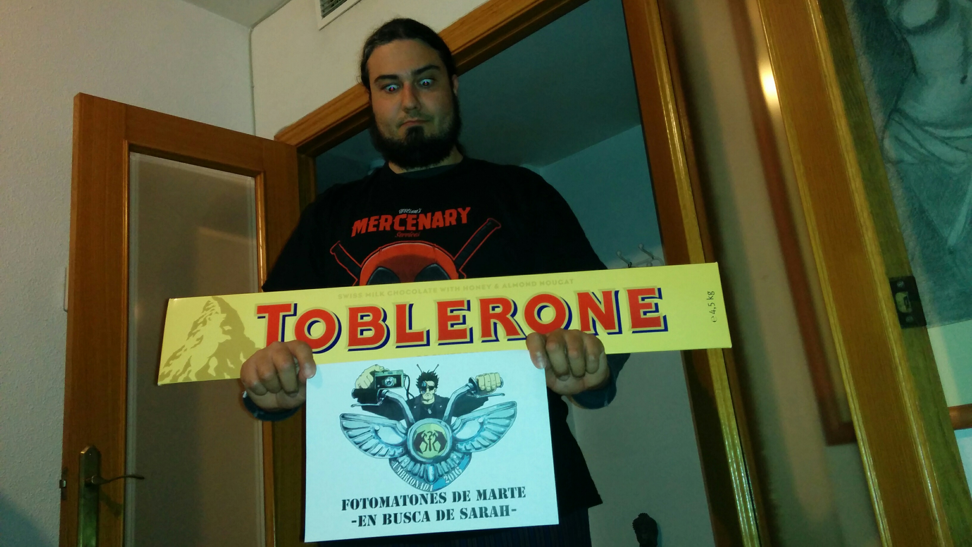 06. Con una tableta de chocolate TOBLERONE. El equipo que consiga la tableta más grande +1 punto