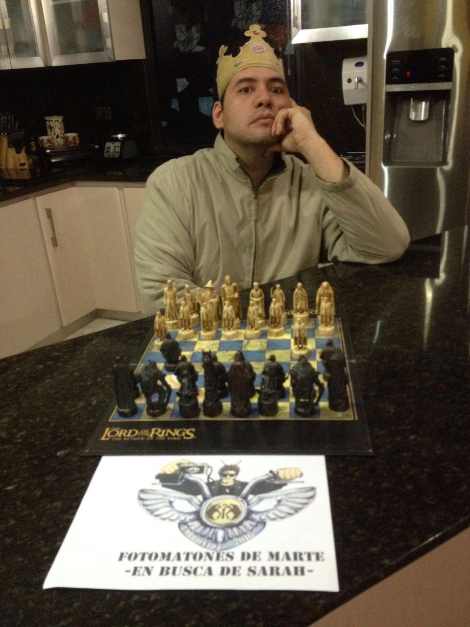 45. Jugando al ajedrez luciendo una corona sobre tu cabeza.