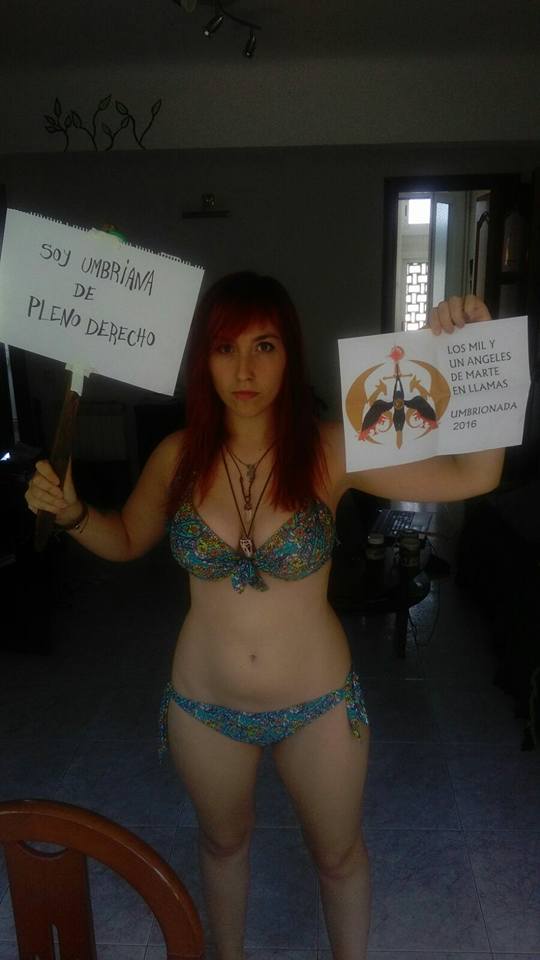 01. Una umbriana en bikini (o un umbriano en zunga) con un cartel que diga 