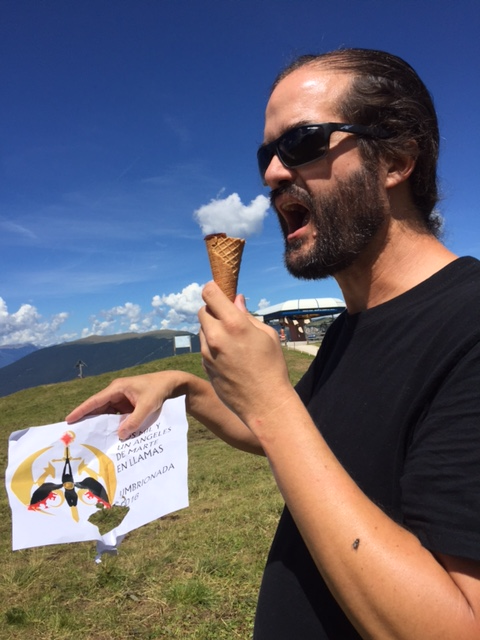 75. Sosteniendo un cucurucho vacío de helados, como si te fueras a comer una nube (de las del cielo).