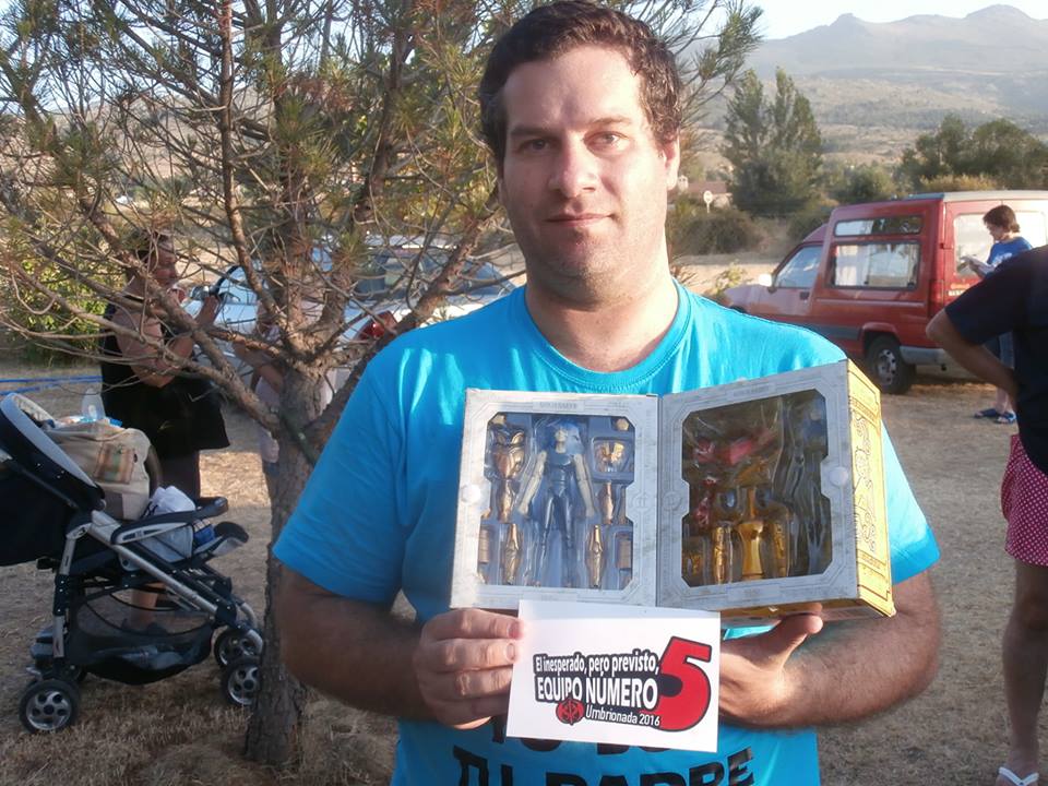 47. Con una figura de una de las armaduras de oro de 