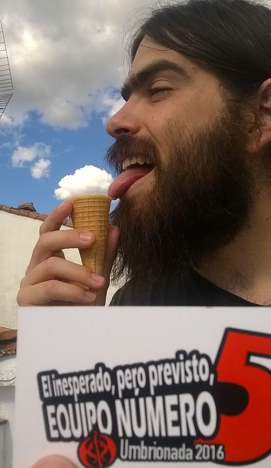 75. Sosteniendo un cucurucho vacío de helados, como si te fueras a comer una nube (de las del cielo).