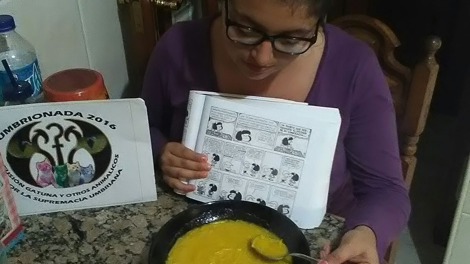 10. Con un buen plato de sopa, junto a un tebeo de Mafalda