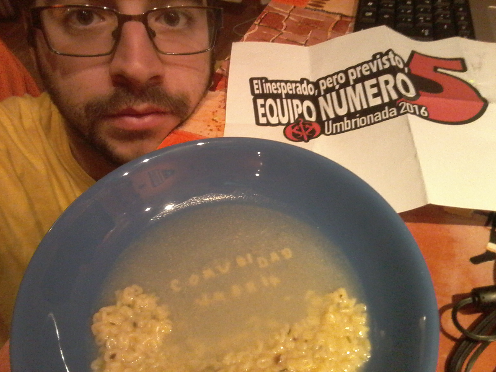 92. Con una sopa que tenga fideos de letras en la que se lea en el centro Comunidad Umbria