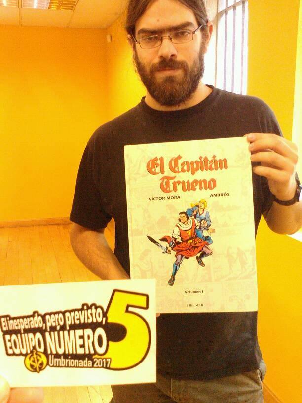 74. Con un cómic del Capitán Trueno.