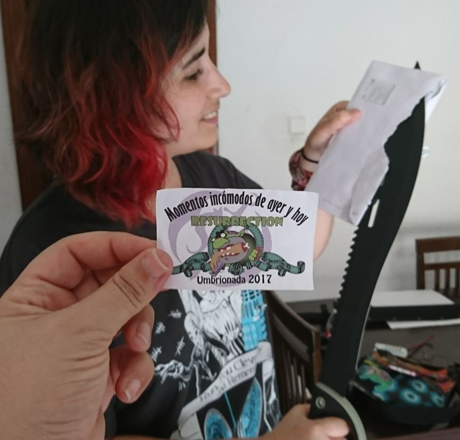 88. Abriendo una carta usando una espada de verdad.