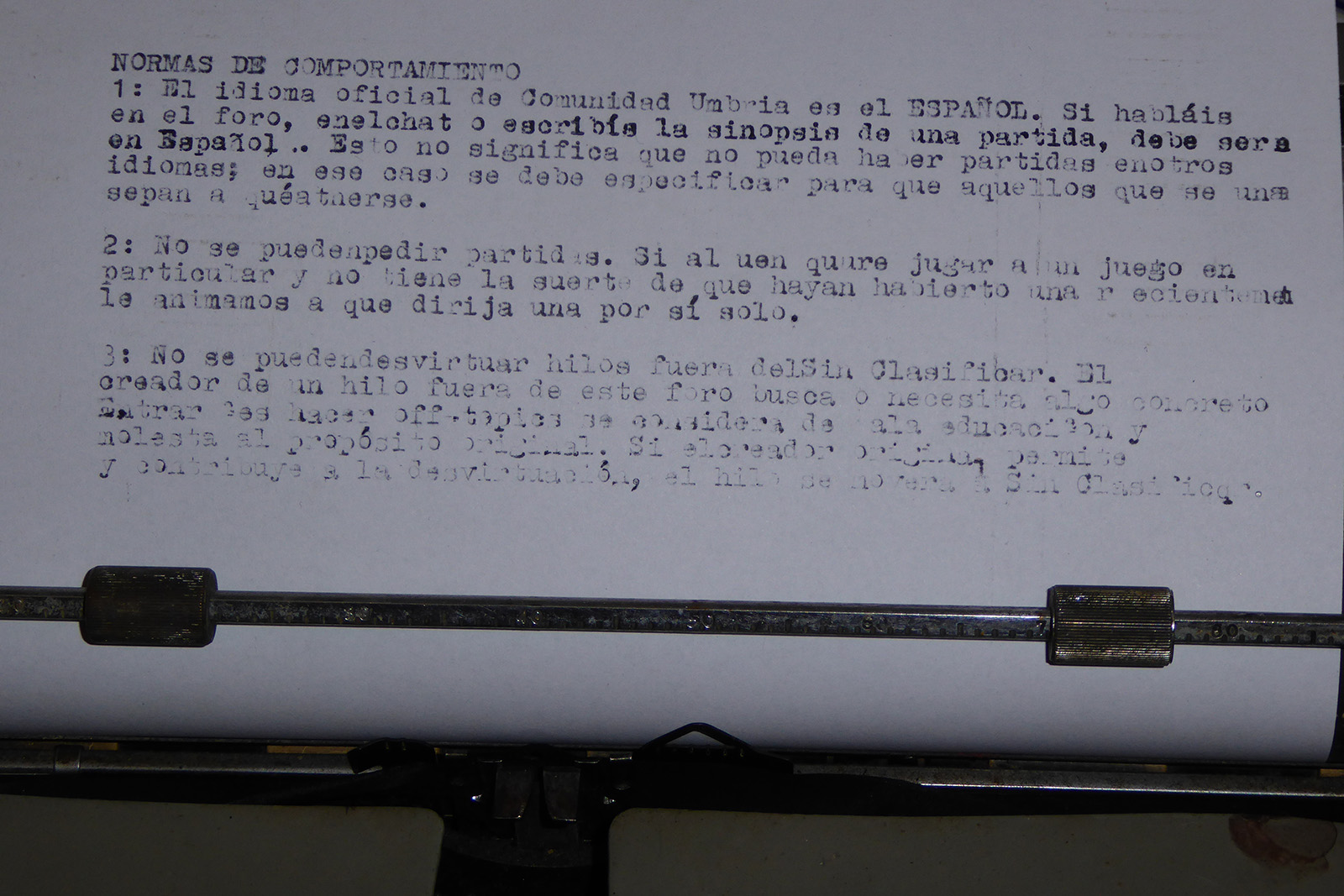 2. Escribiendo al menos 3 de las 8 normas de la web de Comunidad Umbría, usando pluma y tinta al estilo medieval. 