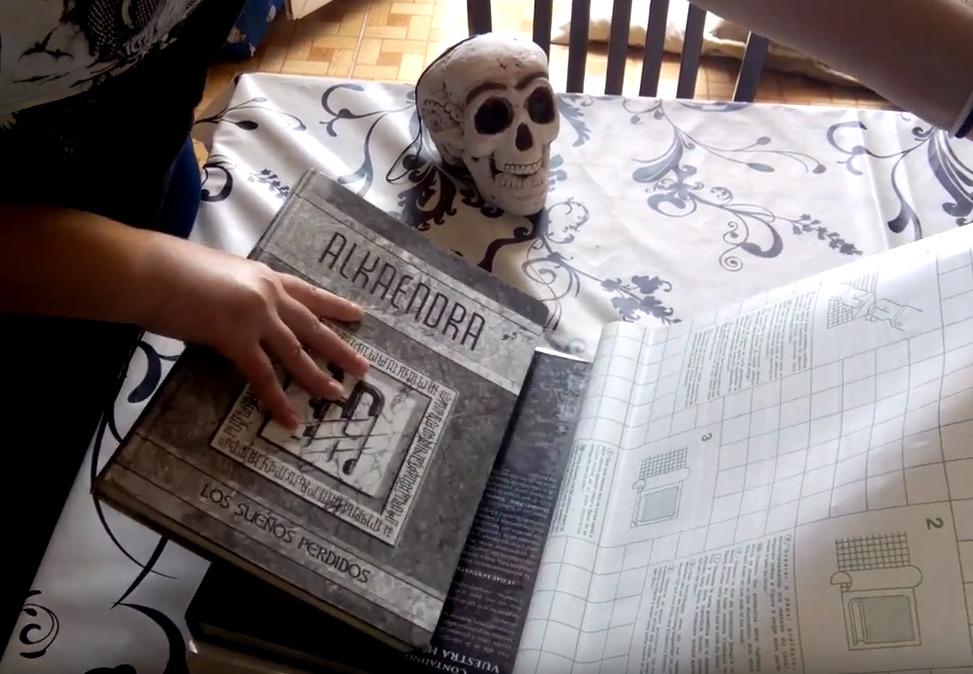 [Vídeo] 1. Forrando el manual de un juego de rol en plástico protector, como con los antiguos libros del colegio.