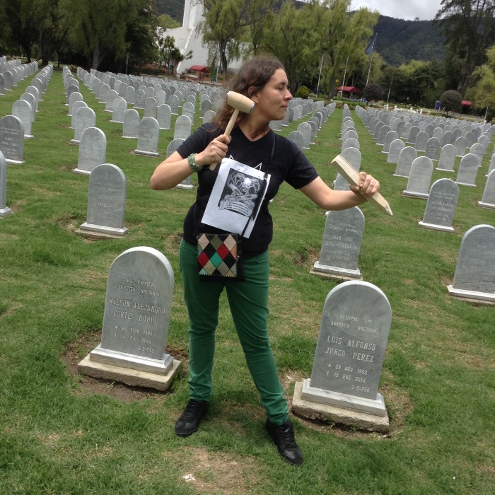 43. En un cementerio, de día, equipado con una estaca y un martillo.