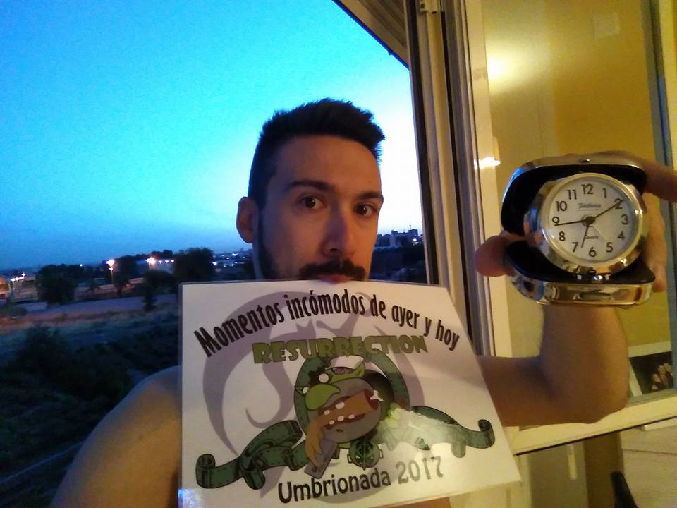 68. Recién despertado, con el reloj que marque la hora, junto a una ventana donde se vea que aún esta amaneciendo.