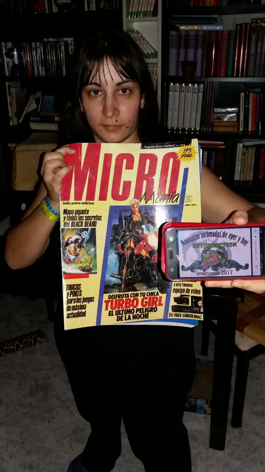 83. Con una revista Micromania de las antiguas, tamaño periódico.